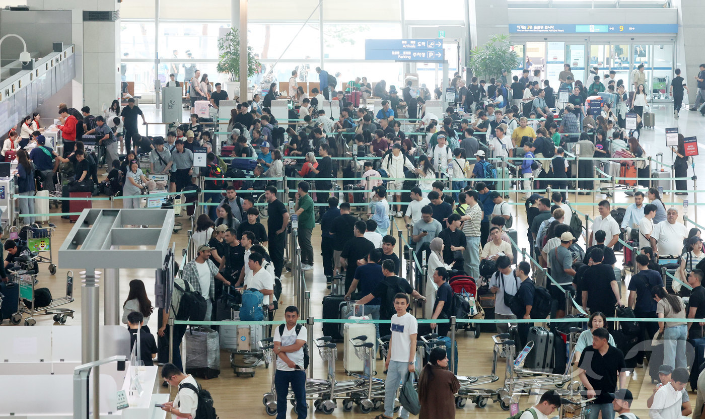 (인천공항=뉴스1) 박지혜 기자 = 8일 오전 인천국제공항 1터미널 면세구역이 해외여행을 떠나는 여행객들로 북적이고 있다. (공동취재) 2025.8.8/뉴스1