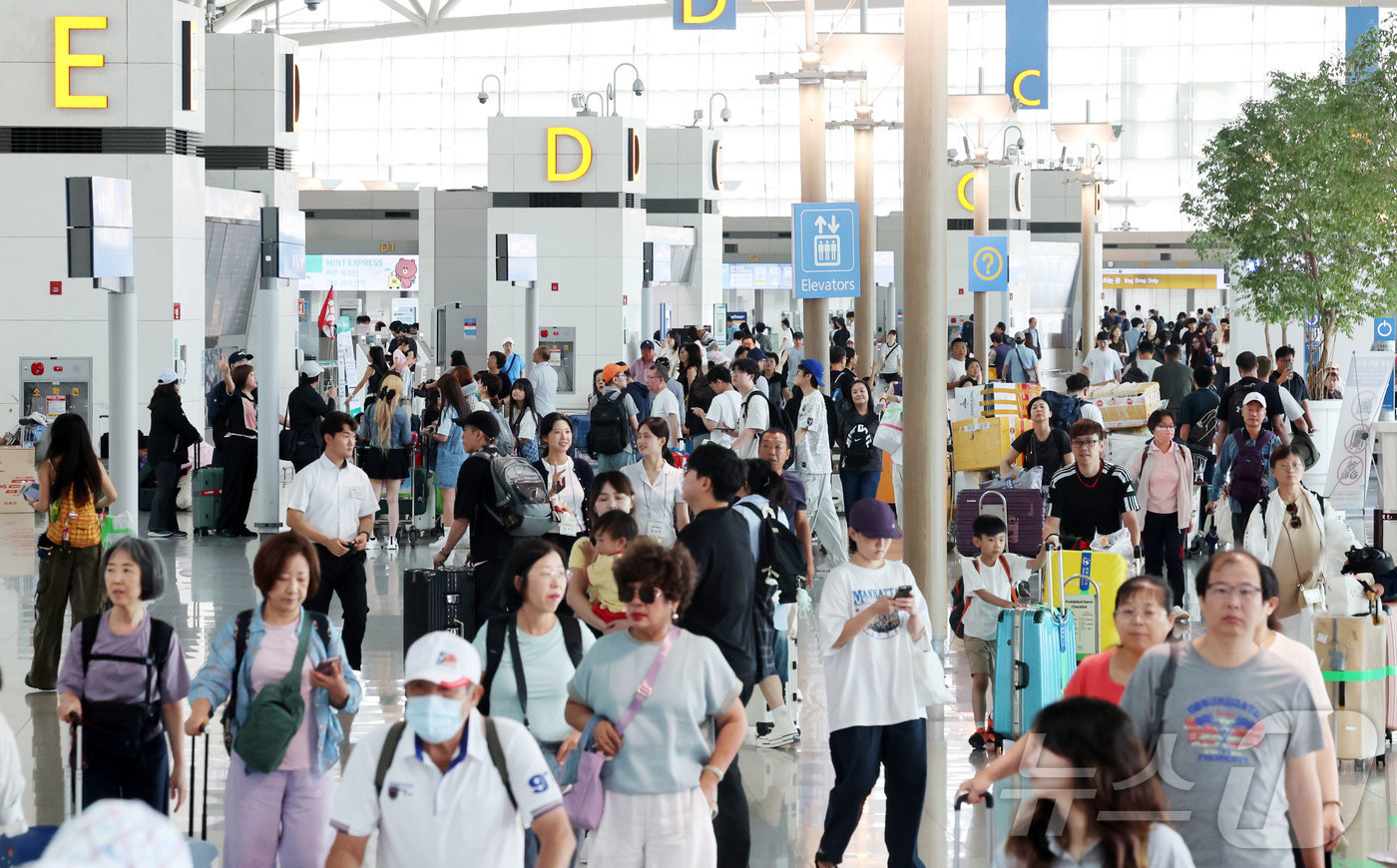 (인천공항=뉴스1) 박지혜 기자 = 8일 오전 인천국제공항 1터미널 면세구역이 해외여행을 떠나는 여행객들로 북적이고 있다. (공동취재) 2025.8.8/뉴스1