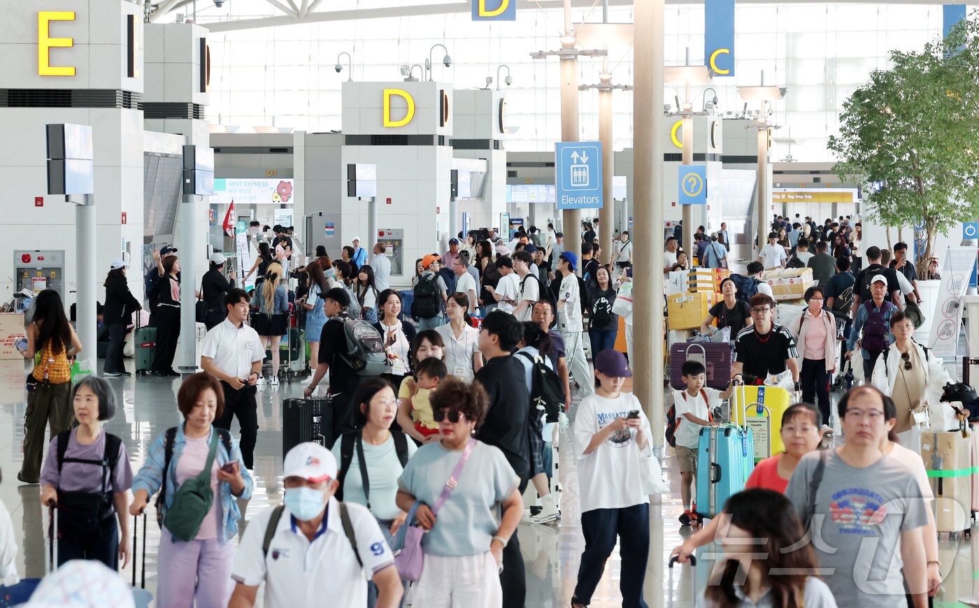 본문 이미지 - 8일 오전 인천국제공항 1터미널 면세구역이 해외여행을 떠나는 여행객들로 북적이고 있다. (공동취재) 2025.8.8/뉴스1 ⓒ News1 박지혜 기자