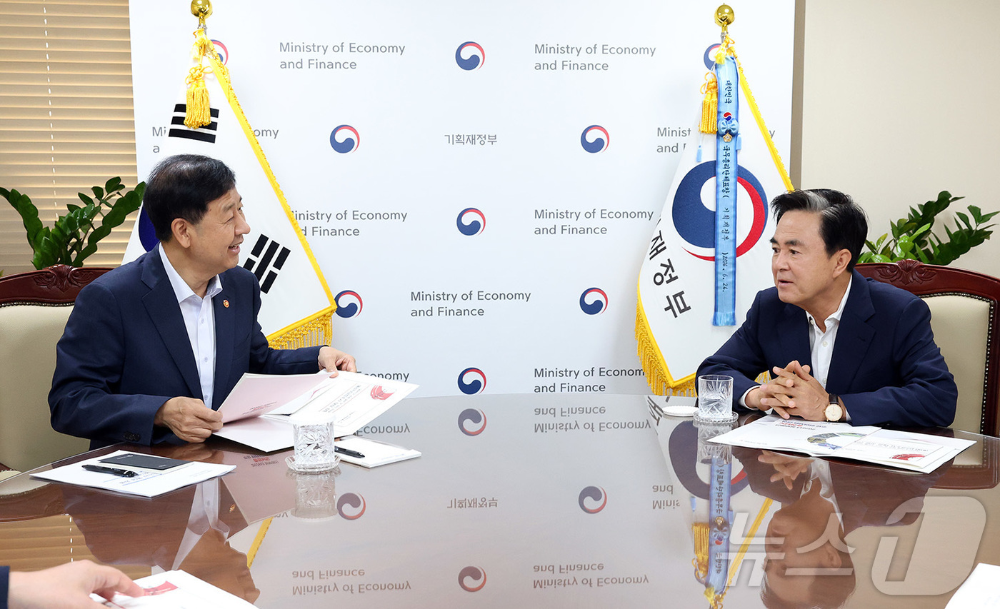 (내포=뉴스1) 김낙희 기자 = 8일 서울 종로구 정부서울청사를 찾은 김태흠 충남지사(오른쪽)가 구윤철 경제부총리 겸 기획재정부 장관을 만나 대화를 나누고 있다. 김 충남지사는 내 …