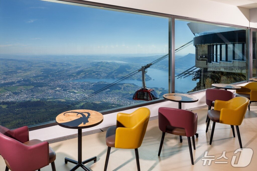 본문 이미지 - 1000㎡ 규모의 테라스(스위스관광청 제공)