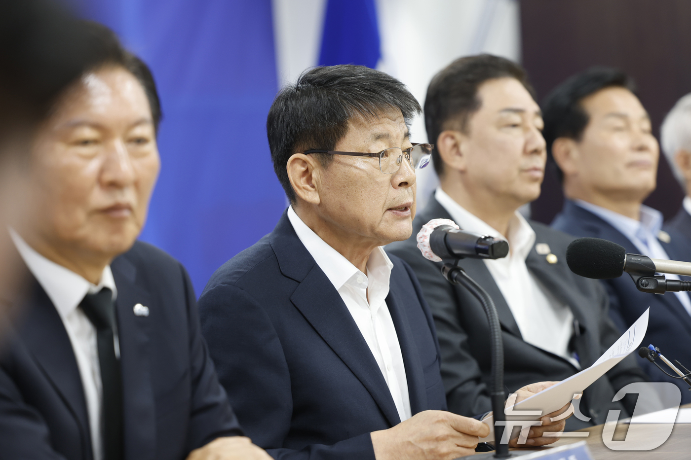 (무안=뉴스1) 김태성 기자 = 서삼석 더불어민주당 신임 최고위원이 8일 전남 무안 전남도당 회의실에서 열린 제145차 현장 최고위원회의에서 발언을 하고 있다. 2025.8.8/뉴 …