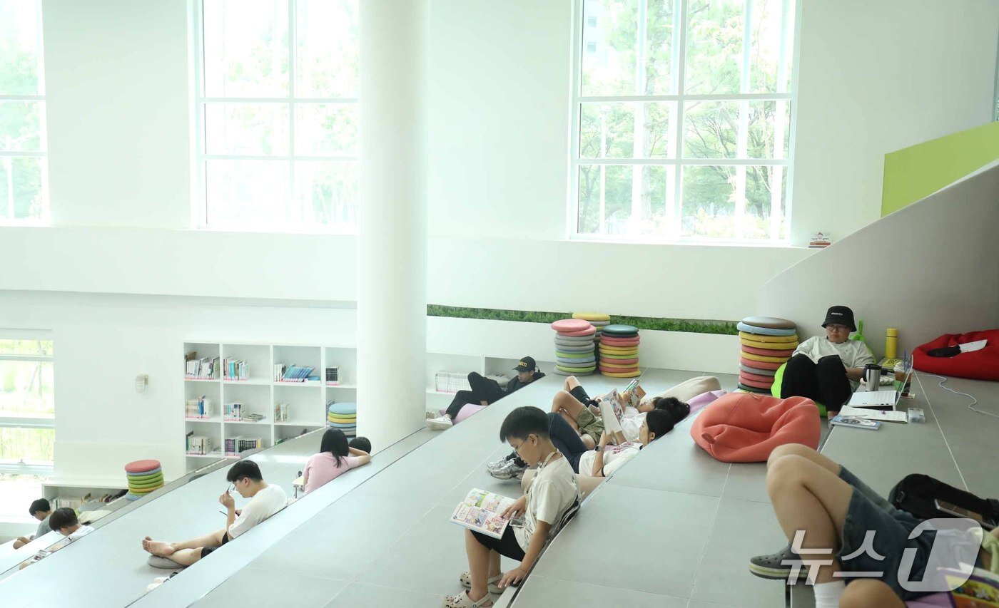 본문 이미지 - 8일 오전 울산 중구 종갓집도서관에 시민들이 독서를 즐기고 있다.2025.8.8./뉴스1 ⓒNews1 김지혜 기자