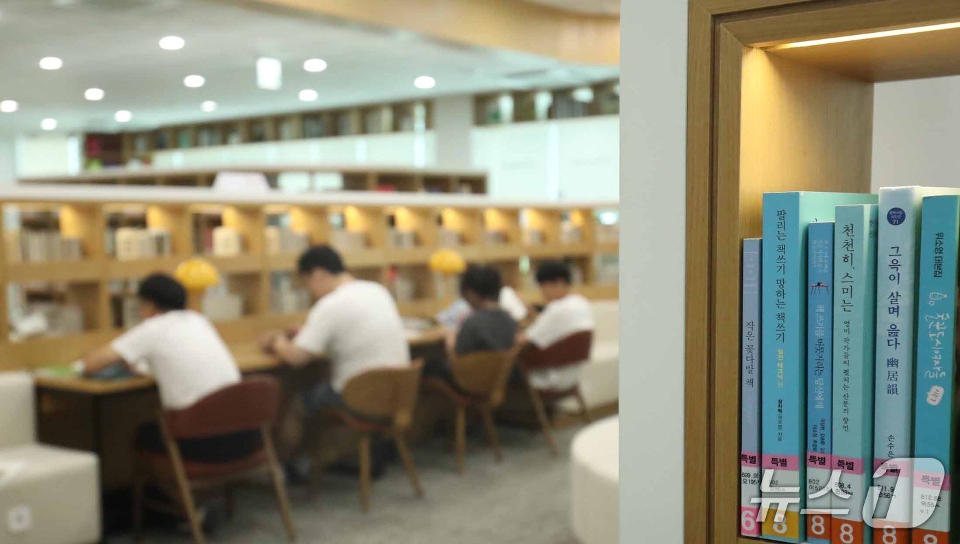본문 이미지 - 8일 오전 울산중구 종갓집도서관에서 독서를 즐기고 있는 시민들.2025.8.8./뉴스1 ⓒNews1 김지혜 기자