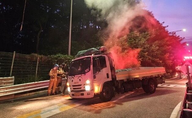 충북 보은 당진영덕고속도로서 5톤 트럭 화재…"브레이크 과열"