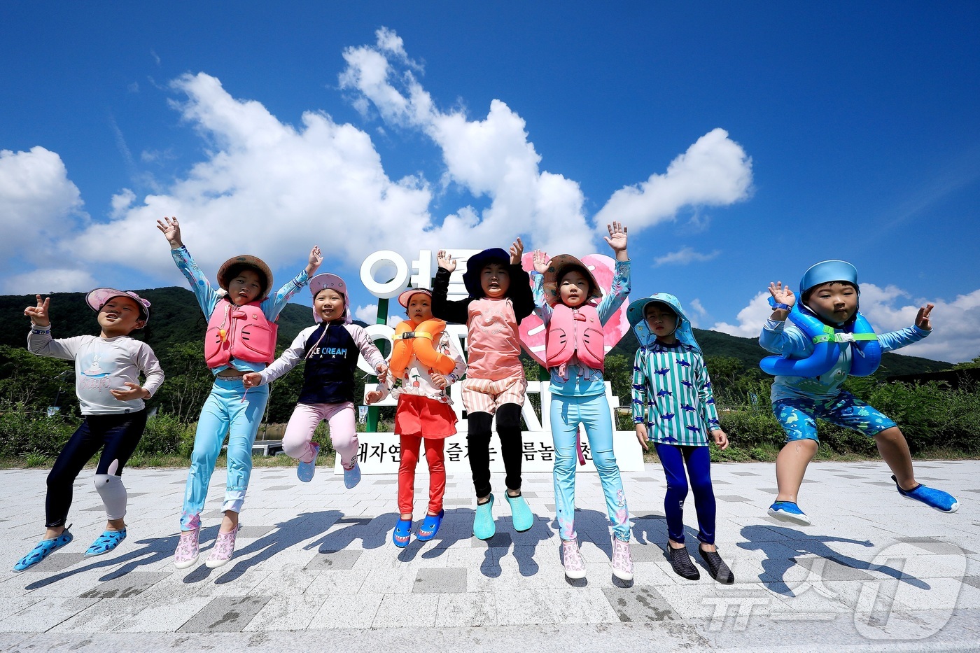 (인제=뉴스1) 이종재 기자 = 8일 강원 인제군 남면 빙어호 일원에서 열린 인제군의 여름 축제인 ‘여름愛 인제愛 빠지다’를 찾은 아이들이 물놀이를 즐기고 있다. 약 1300평 규 …