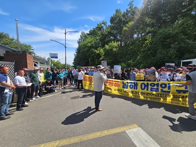 남해군 어업인들 "남강댐 쓰레기 방류로 어업 불가능 상태"