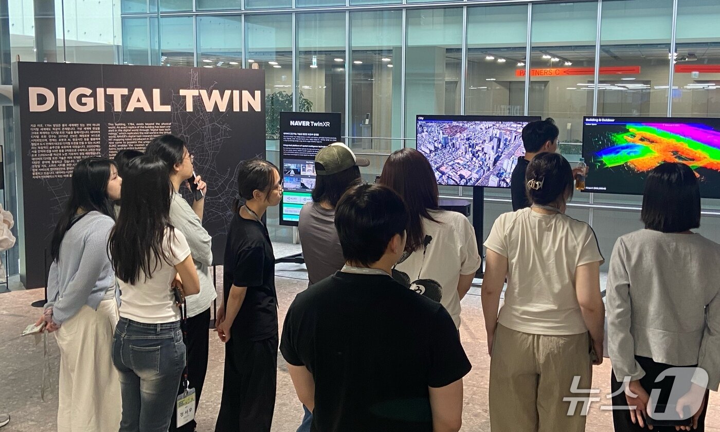 본문 이미지 - 8일 '2025 뉴스1 대학생 미래포럼'에 참가한 대학생들아 경기 성남시 분당구에 위치한 네이버 제2 사옥 1784를 견학했다. 2025.08.08. ⓒ 뉴스1 신은빈 기자