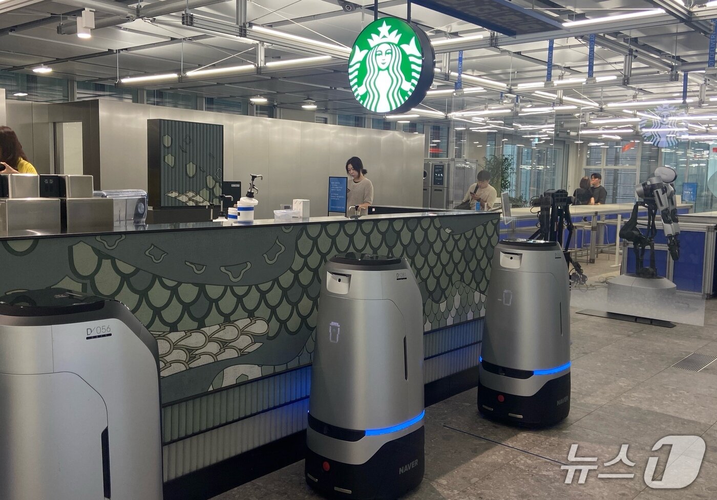 본문 이미지 - 네이버 1784에 입점한 카페 스타벅스에서 운영하는 로봇. 8일 '2025 뉴스1 대학생 미래포럼'에 참가한 대학생들이 경기 성남시 분당구에 위치한 네이버 제2 사옥 1784를 견학했다. 2025.08.08. ⓒ 뉴스1 신은빈 기자