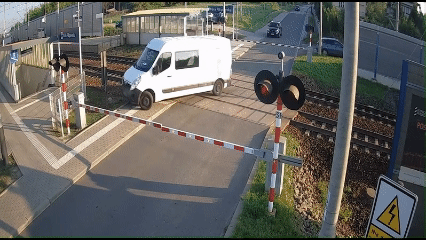 본문 이미지 - 지난 1일(현지시간) 폴란드 남부 크라쿠프 지역 볼라 필리포프스카 마을의 한 건널목에서 밴 차량과 열차가 충돌하는 장면. <출처=인포112 영상 갈무리>