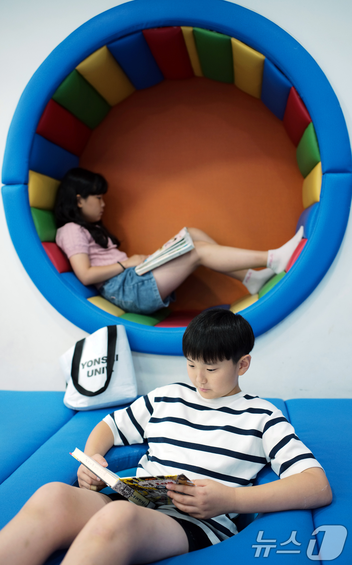 (오산=뉴스1) 김영운 기자 = 말복을 하루 앞둔 8일 경기 오산시 꿈두레도서관을 찾은 아이들이 삼복더위를 피해 시원한 에어컨 바람 아래서 독서를 즐기고 있다. 2025.8.8/뉴 …