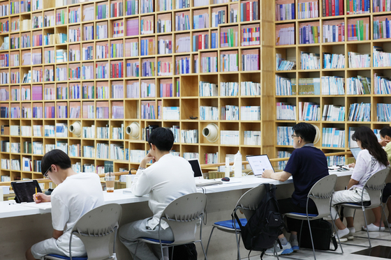 "AI 일상화 속 지능형 출간 본격화"…2026년 책 시장은 [신년특집-출판]