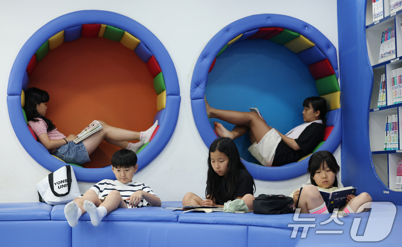 (오산=뉴스1) 김영운 기자 = 말복을 하루 앞둔 8일 경기 오산시 꿈두레도서관을 찾은 아이들이 삼복더위를 피해 시원한 에어컨 바람 아래서 독서를 즐기고 있다. 2025.8.8/뉴 …