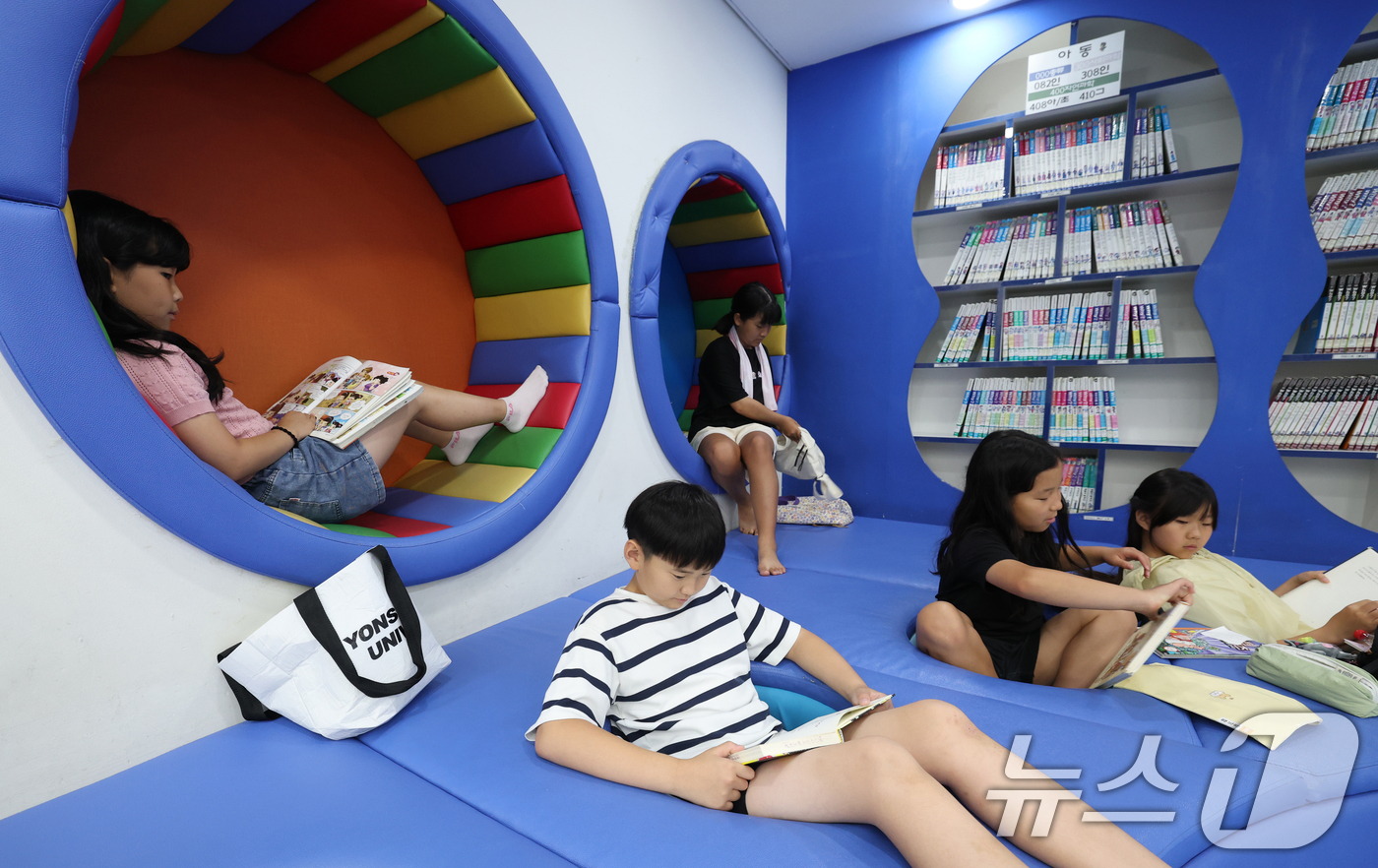 (오산=뉴스1) 김영운 기자 = 말복을 하루 앞둔 8일 경기 오산시 꿈두레도서관을 찾은 시민들이 삼복더위를 피해 시원한 에어컨 바람 아래서 독서를 즐기고 있다. 2025.8.8/뉴 …
