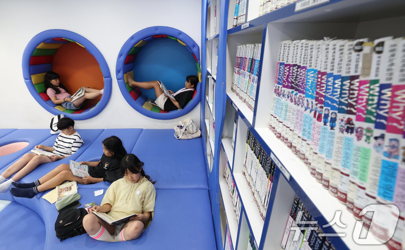 본문 이미지 - 지난 8일 경기 오산시 꿈두레도서관을 찾은 어린이들의 모습.  2025.8.8/뉴스1 ⓒ News1 김영운 기자