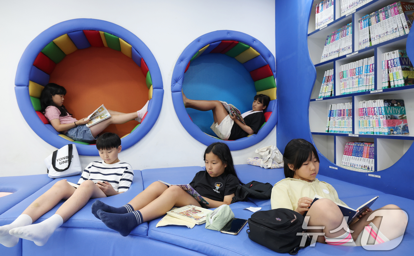 (오산=뉴스1) 김영운 기자 = 말복을 하루 앞둔 8일 경기 오산시 꿈두레도서관을 찾은 시민들이 삼복더위를 피해 시원한 에어컨 바람 아래서 독서를 즐기고 있다. 2025.8.8/뉴 …