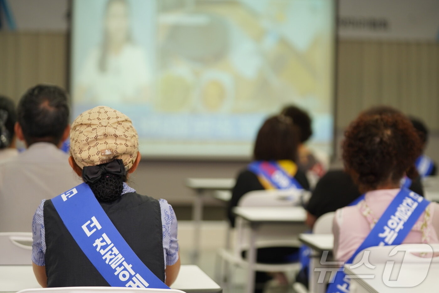 본문 이미지 - 강원 속초시수협, 채낚기경영협회, 양미리자망협회가 8일 오전 수협3층 대회의실에서 공동 자정결의대회를 열고, 최근 유튜브를 통해 알려진 오징어난전 불친절 논란에 대해 사과하고 재발방지를 약속하고 있다. ⓒ News1 윤왕근 기자