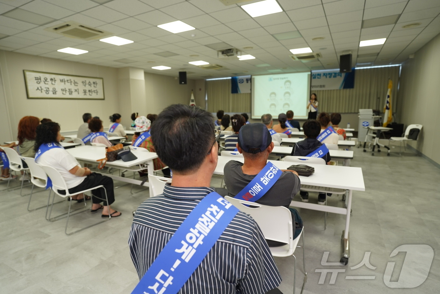 (속초=뉴스1) 윤왕근 기자 = 강원 속초시수협, 채낚기경영협회, 양미리자망협회가 8일 오전 수협3층 대회의실에서 공동 자정결의대회를 열고, 최근 유튜브를 통해 알려진 오징어난전 …