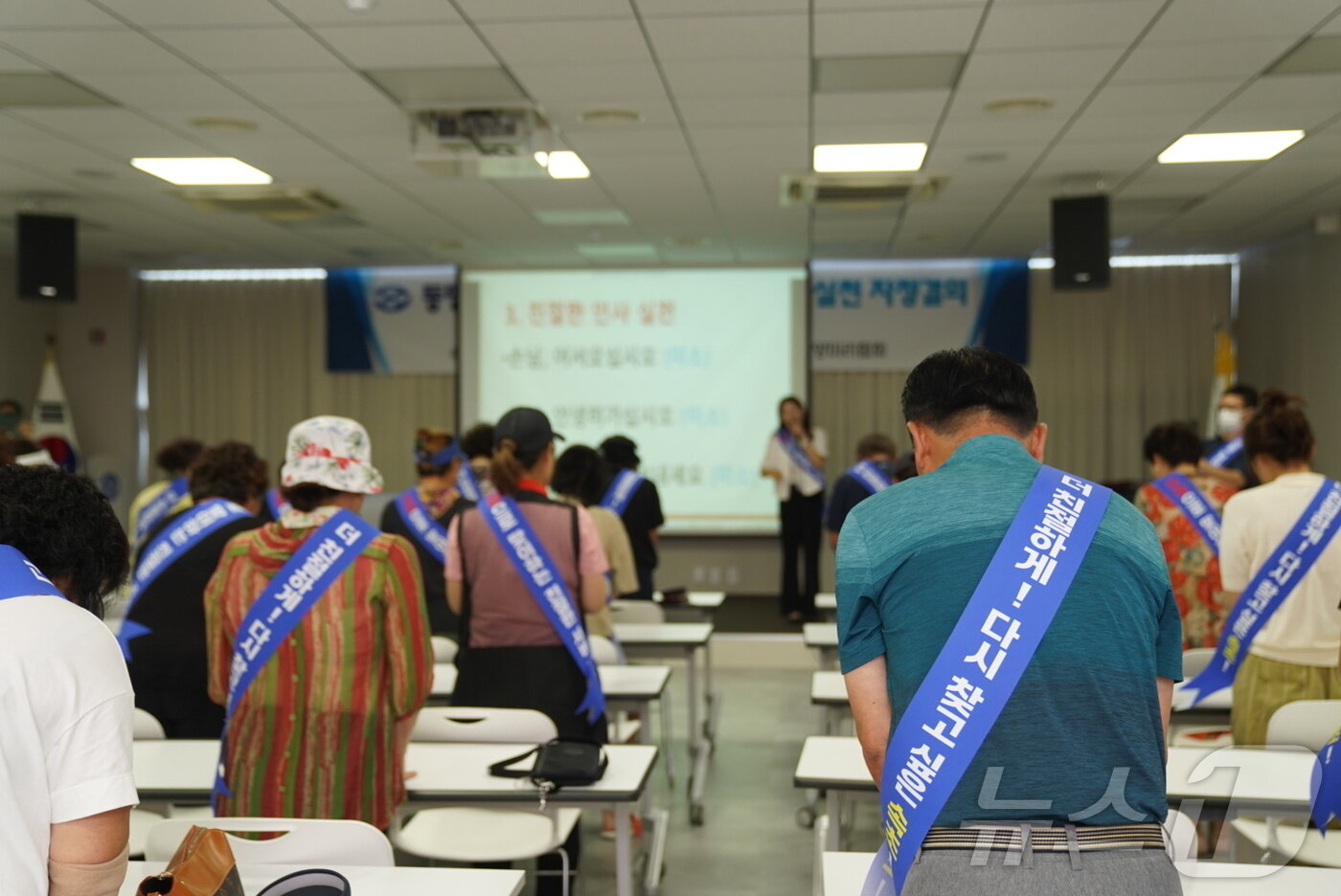 본문 이미지 - 강원 속초시수협, 채낚기경영협회, 양미리자망협회가 8일 오전 수협3층 대회의실에서 공동 자정결의대회를 열고, 최근 유튜브를 통해 알려진 오징어난전 불친절 논란에 대해 사과하고 재발방지를 약속하고 있다. 지난 6월 한 유튜브 채널에서 공개한 영상에선 혼자 식사를 하러 온 여성 유튜버에게 오징어난전 직원이 무례한 발언을 하는 장면이 담겨 논란이 일었다.&#40;속초시 제공, 재판매 및 DB 금지&#41; 2025.8.8/뉴스1 ⓒ News1 윤왕근 기자