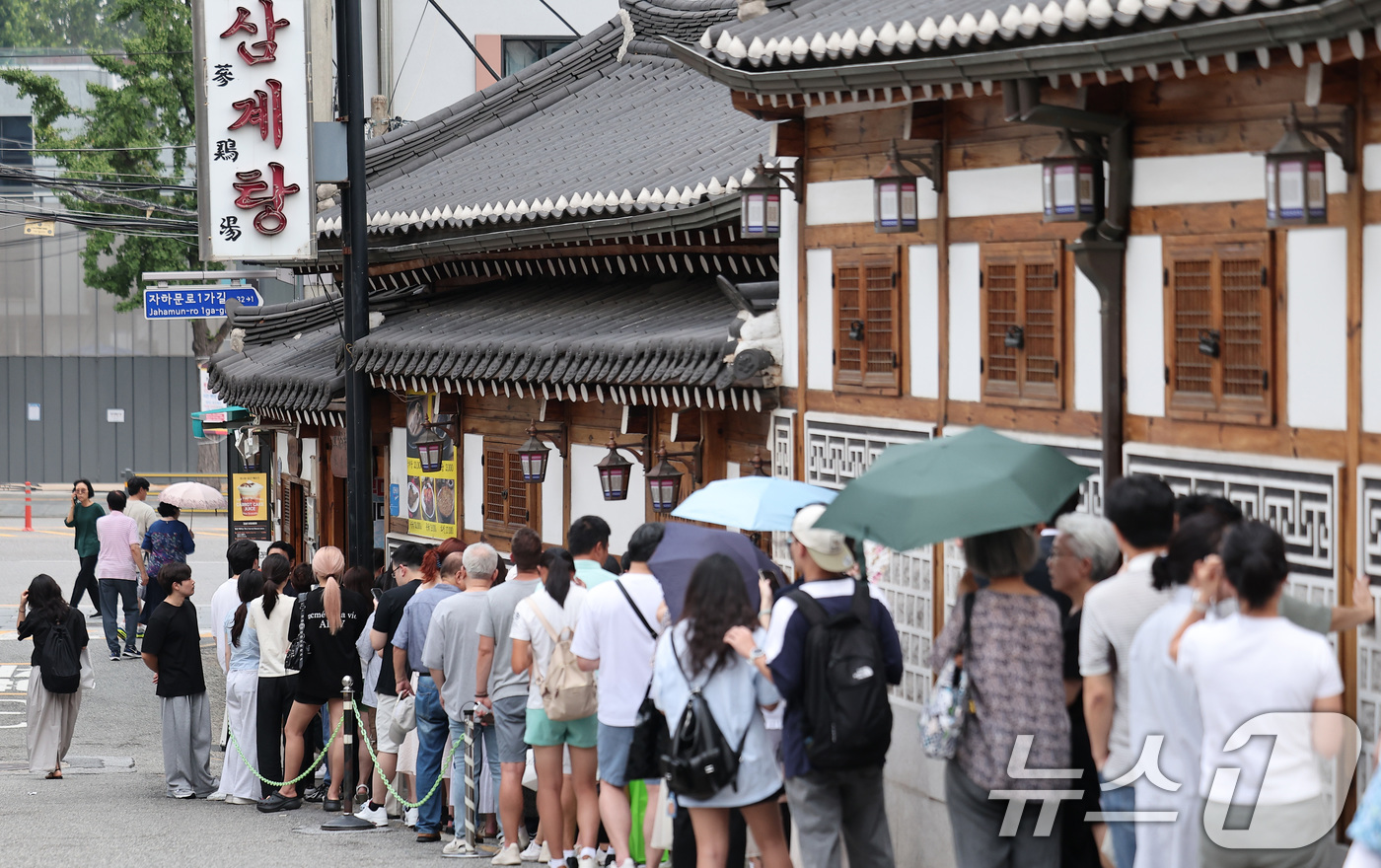 (서울=뉴스1) 김성진 기자 = 절기상 말복(末伏)을 하루 앞둔 8일 서울 종로구의 한 삼계탕 전문점을 찾은 시민들이 점심식사를 위해 줄지어 대기하고 있다. 2025.8.8/뉴스1 …