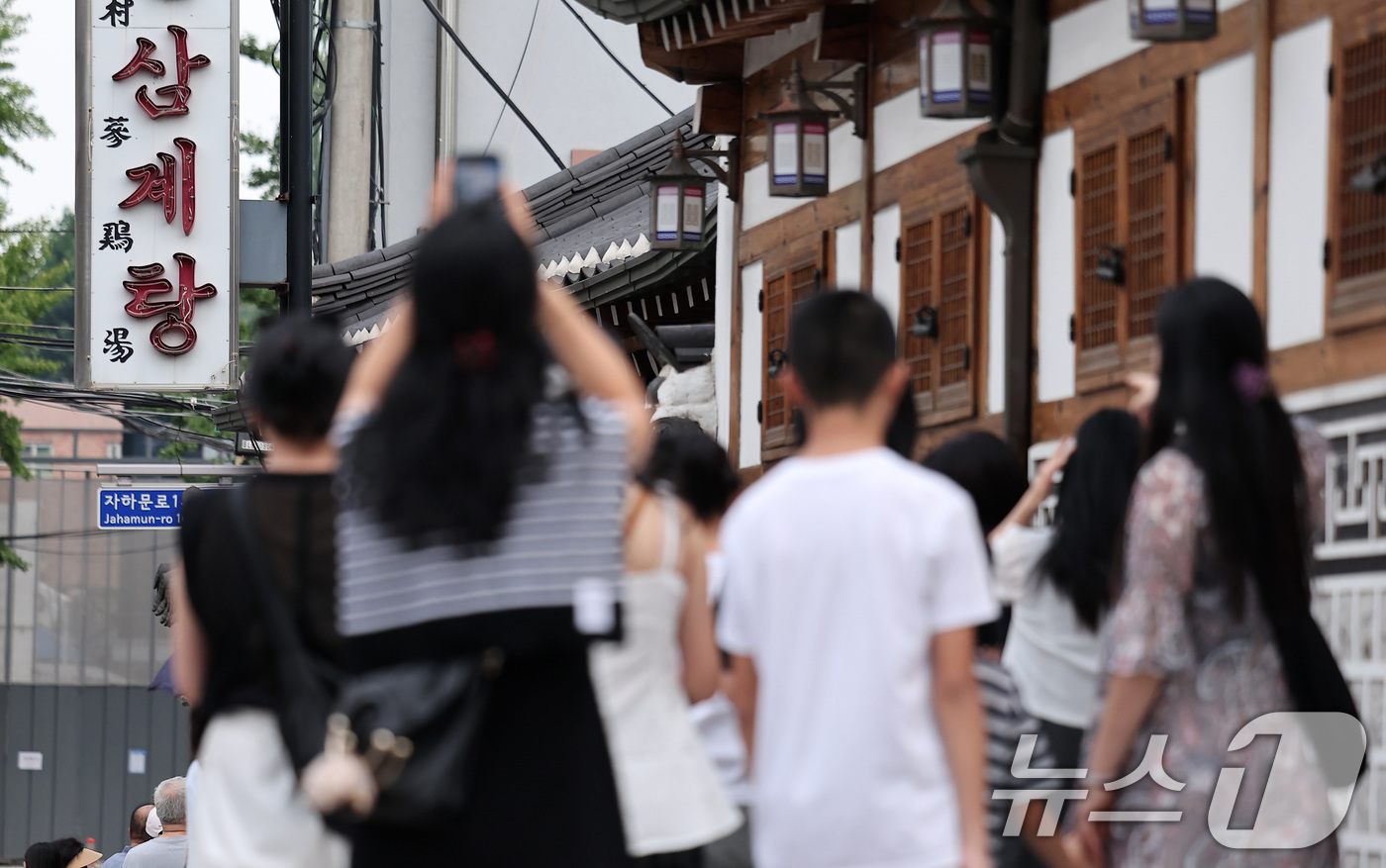 (서울=뉴스1) 김성진 기자 = 절기상 말복(末伏)을 하루 앞둔 8일 서울 종로구의 한 삼계탕 전문점을 찾은 시민들이 점심식사를 위해 줄지어 대기하고 있다. 2025.8.8/뉴스1 …
