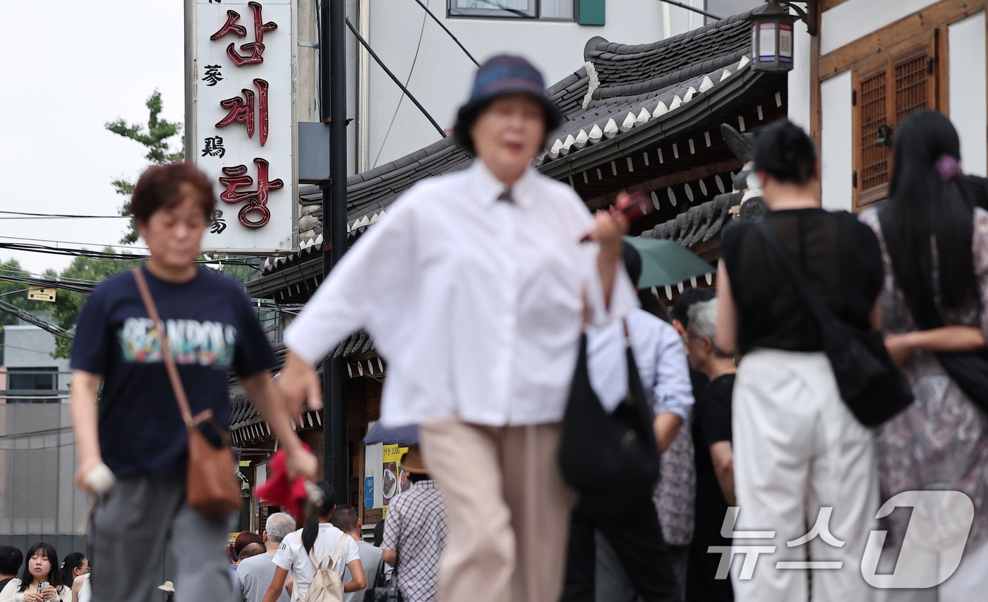 (서울=뉴스1) 김성진 기자 = 절기상 말복(末伏)을 하루 앞둔 8일 서울 종로구의 한 삼계탕 전문점을 찾은 시민들이 점심식사를 위해 줄지어 대기하고 있다. 2025.8.8/뉴스1 …