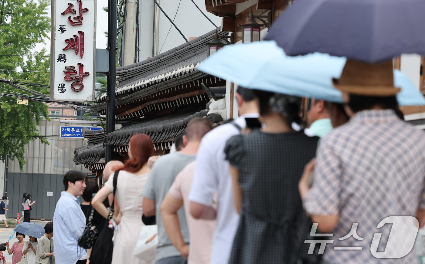 (서울=뉴스1) 김성진 기자 = 절기상 말복(末伏)을 하루 앞둔 8일 서울 종로구의 한 삼계탕 전문점을 찾은 시민들이 점심식사를 위해 줄지어 대기하고 있다. 2025.8.8/뉴스1 …