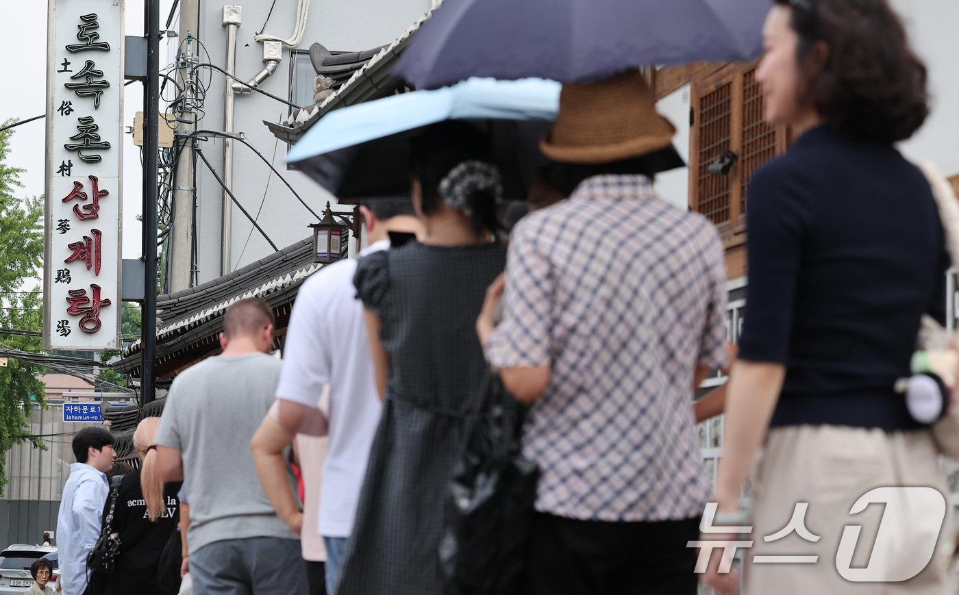 (서울=뉴스1) 김성진 기자 = 절기상 말복(末伏)을 하루 앞둔 8일 서울 종로구의 한 삼계탕 전문점을 찾은 시민들이 점심식사를 위해 줄지어 대기하고 있다. 2025.8.8/뉴스1 …