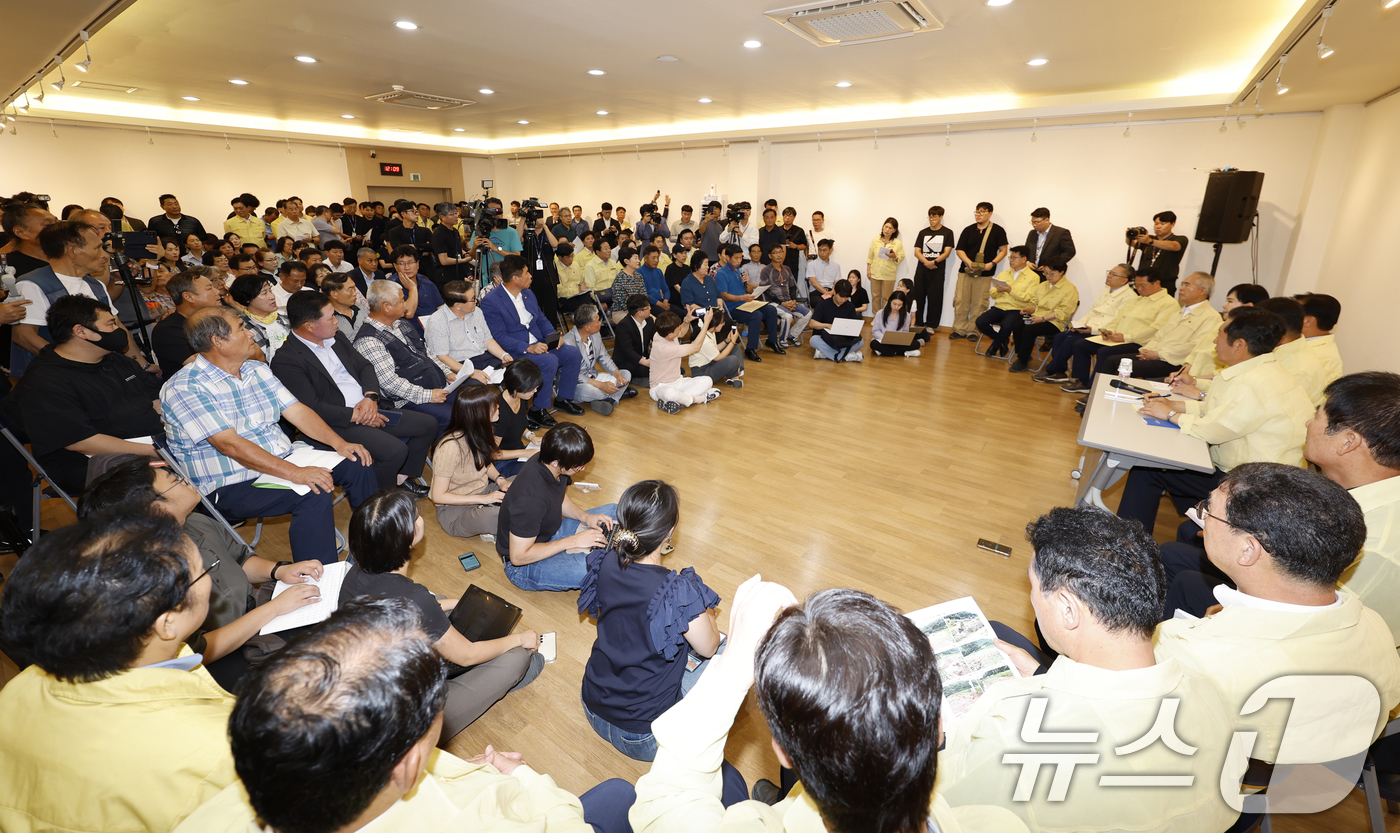 (무안=뉴스1) 김태성 기자 = 정청래 더불어민주당 대표와 지도부가 8일 전남 무안군 승달문화예술회관에 마련된 수해피해주민 임시대피소를 찾아 피해주민들과 간담회를 갖고 있다. 20 …