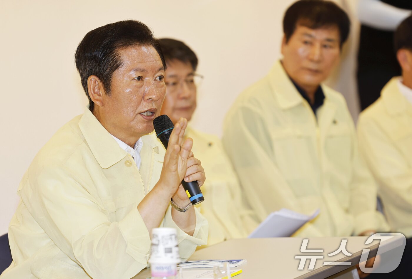 본문 이미지 - 정청래 더불어민주당 대표와 지도부가 8일 전남 무안군 승달문화예술회관에 마련된 수해피해주민 임시대피소를 찾아 피해주민들과 간담회를 갖고 있다. 2025.8.8/뉴스1 ⓒ News1 김태성 기자