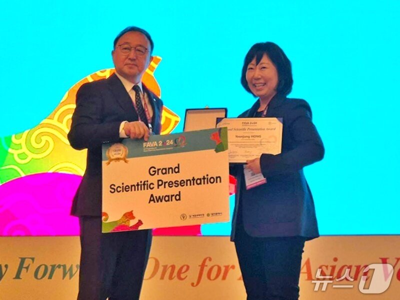 본문 이미지 - 정인성 &#39;파바 2024&#39; 조직위원장이 홍연정 원장에게 학술대상을 수여하고 있다&#40;웨스턴동물의료센터 제공&#41;. ⓒ 뉴스1