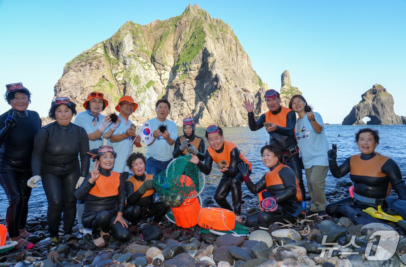 본문 이미지 - 오영훈 제주지사를 비롯한 독도 해상 해녀 물질 행사 참가자들이 기념촬영하고 있다(제주도 제공. 재판매 및 DB금지)/뉴스1 