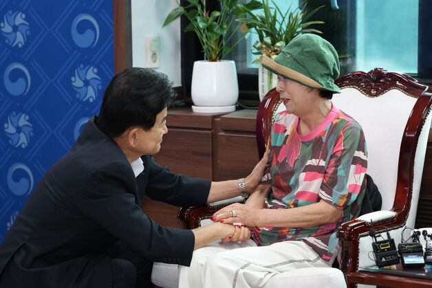 납북자 가족 "생사라도 알 수 있게"…통일장관에 무릎 꿇고 울며 호소