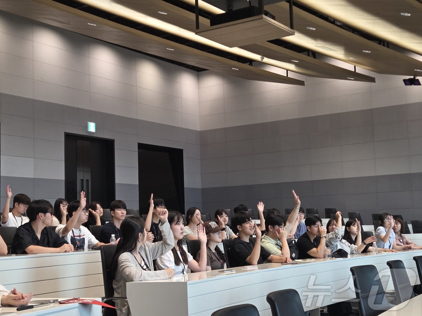 본문 이미지 - '2025 뉴스1 대학생 미래캠프'에 참가한 대학생들이 8일 서울 강서구 마곡 LG사이언스파크에서 LG디스플레이의 OLED 기술에 대한 설명을 듣고 있다. 2025.8.8/뉴스1 ⓒ 뉴스1 장시온 기자 