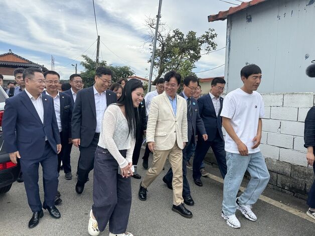 완주 농가 찾은 김영훈 장관 "이주 노동자, 없어선 안 될 소중한 이웃"