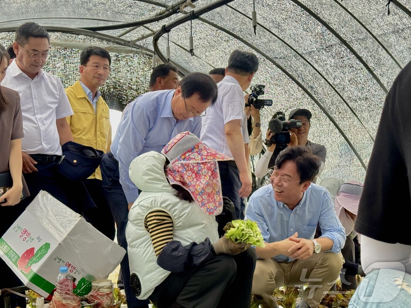본문 이미지 - 김영훈 고용노동부 장관이 8일 전북 완주군 용진읍의 상추 재배 비닐하우스에서 외국인 노동자와 대화하고 있다. 2025.8.8/뉴스1 ⓒ News1 장수인 기자