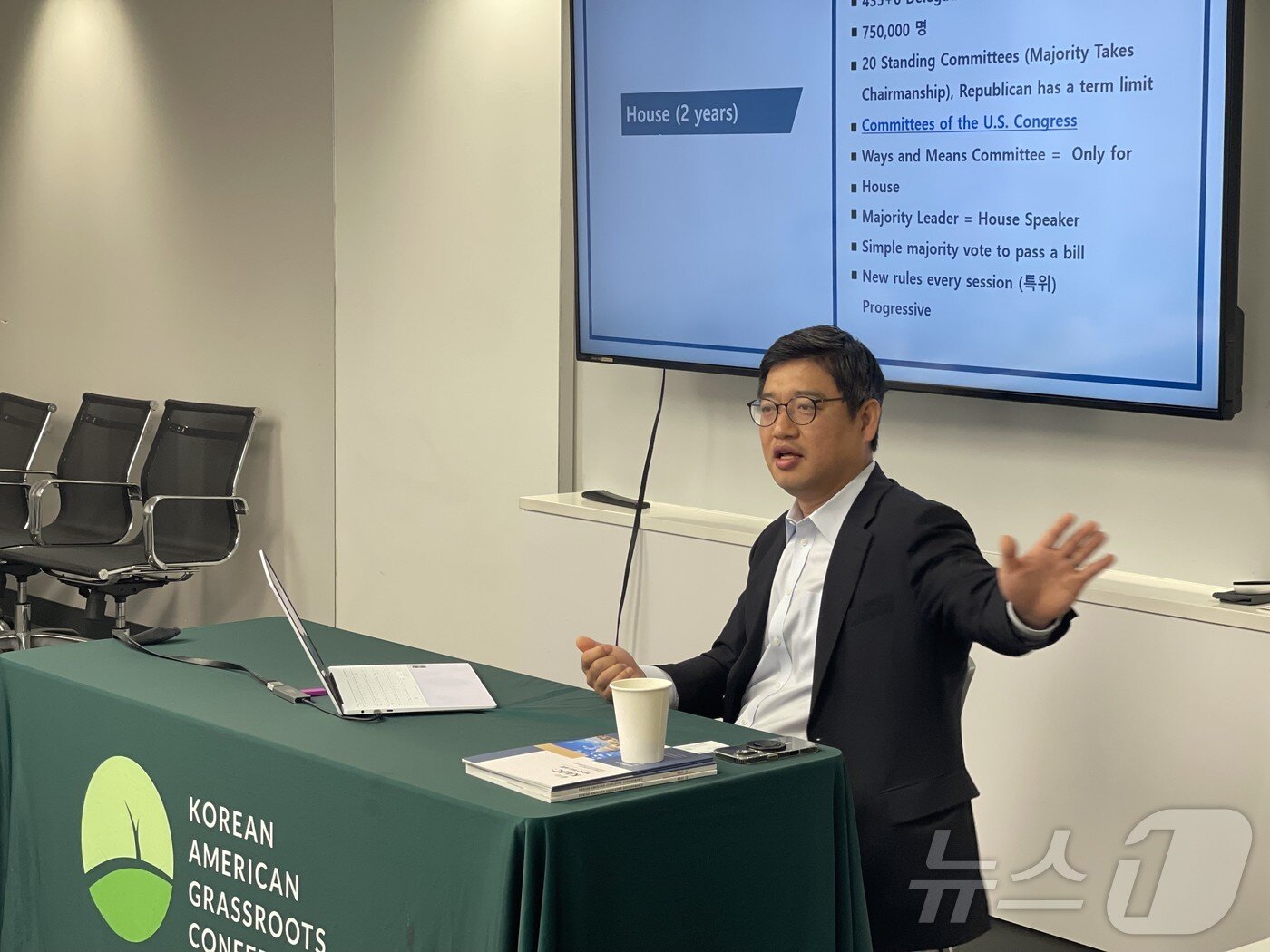 본문 이미지 - 송원석 미주한인유권자연대 사무국장이 7일(현지시간) 미국 워싱턴DC에서 한국 특파원들과 한국 관련 입법 현황을 설명하는 간담회를 진행하고 있다. ⓒ News1 류정민 특파원