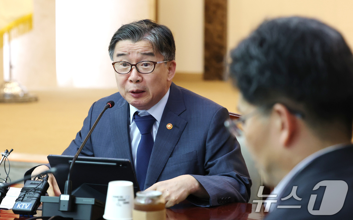 (서울=뉴스1) 임세영 기자 = 유철환 국민권익위원장이 8일 서울 종로구 정부서울청사에서 열린 중앙행정심판위원회 국선대리인 위촉식에서 인사말을 하고 있다. 2025.8.8/뉴스1