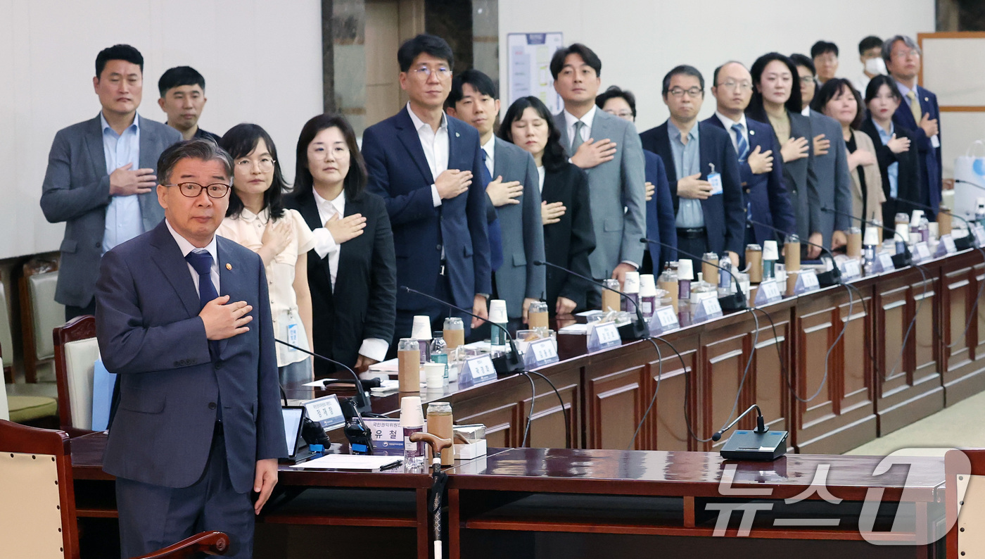 (서울=뉴스1) 임세영 기자 = 유철환 국민권익위원장 및 참석자들이 8일 서울 종로구 정부서울청사에서 열린 중앙행정심판위원회 국선대리인 위촉식에서 국민의례를 하고 있다. 2025. …