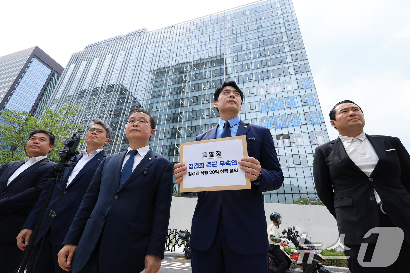 (서울=뉴스1) 박정호 기자 = 더불어민주당 정치검찰 조작기소대응TF 한준호 단장과 이건태 의원, 김기표 의원 등 위원들이 8일 오후 종로구에 마련된 김건희 특검팀(특별검사 민중기 …