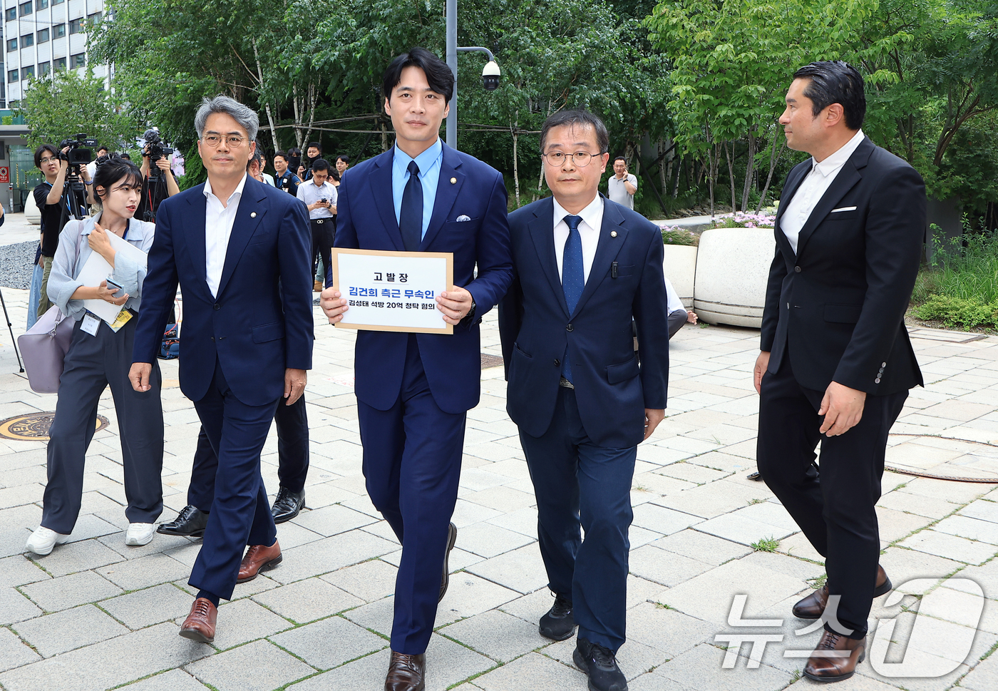 (서울=뉴스1) 박정호 기자 = 더불어민주당 정치검찰 조작기소대응TF 한준호 단장과 이건태 의원, 김기표 의원 등이 8일 오후 종로구에 마련된 김건희 특검팀(특별검사 민중기)으로 …