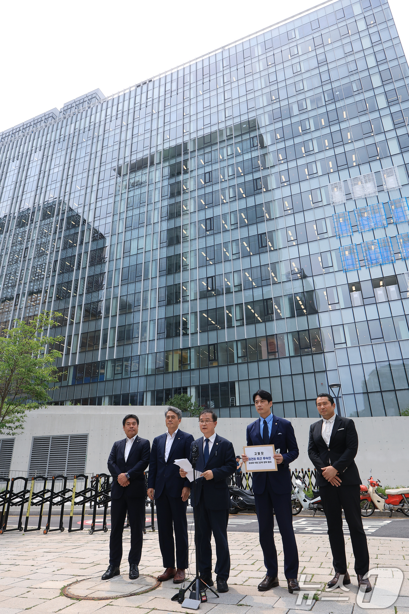 (서울=뉴스1) 박정호 기자 = 더불어민주당 정치검찰 조작기소대응TF 한준호 단장과 이건태 의원, 김기표 의원 등 위원들이 8일 오후 종로구에 마련된 김건희 특검팀(특별검사 민중기 …