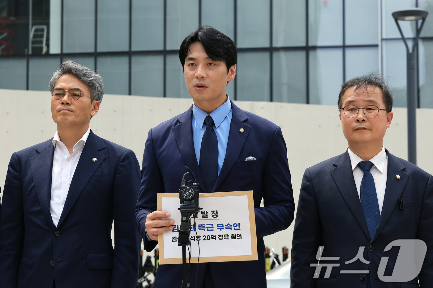 (서울=뉴스1) 박정호 기자 = 더불어민주당 정치검찰 조작기소대응TF 한준호 단장과 이건태 의원, 김기표 의원 등 위원들이 8일 오후 종로구에 마련된 김건희 특검팀(특별검사 민중기 …