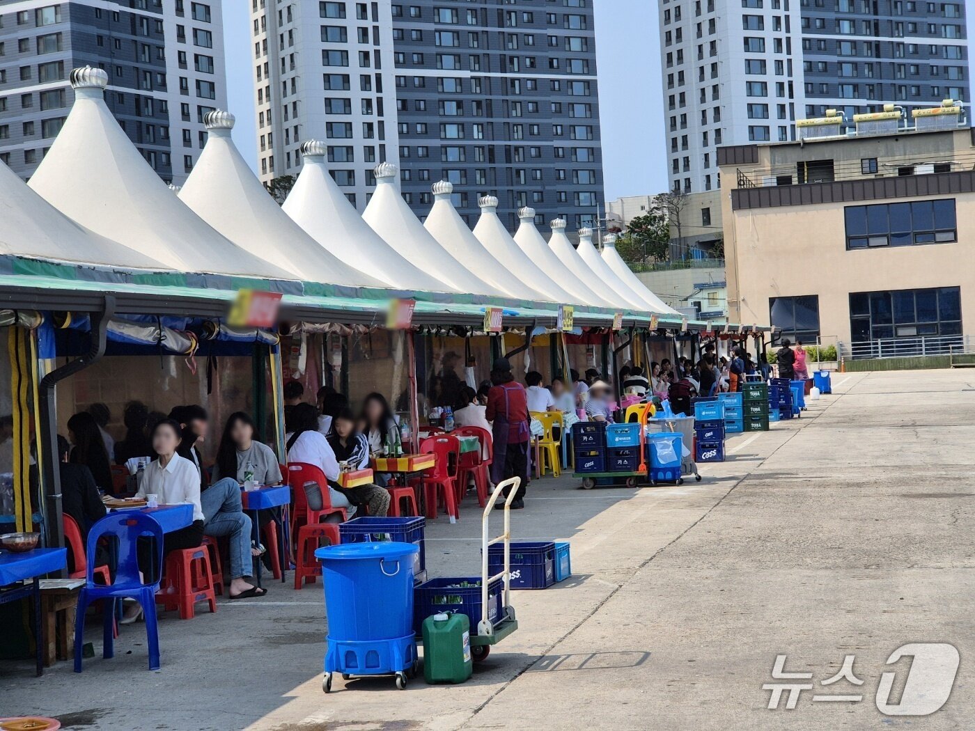 본문 이미지 - 강원 속초지역 대표 포장마차촌인 오징어난전 전경.&#40;뉴스1 DB&#41;