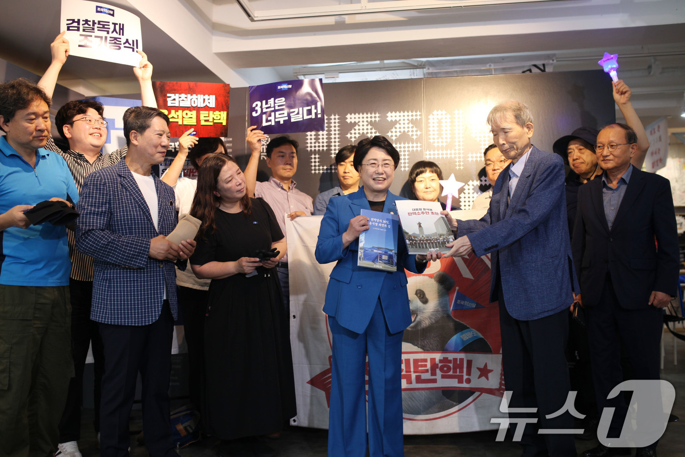 (서울=뉴스1) = 김선민 조국혁신당 대표 권한대행이 8일 서울 용산구 식민지역사박물관에서 열린 '민주주의와 깃발' 전시회를 찾아 탄핵,파면 관련 물품을 전달하고 있다. (조국혁신 …