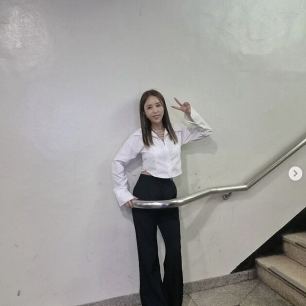코요태 신지, '뮤직뱅크' 계단샷 성공…43세에도 스키니 몸매 자랑