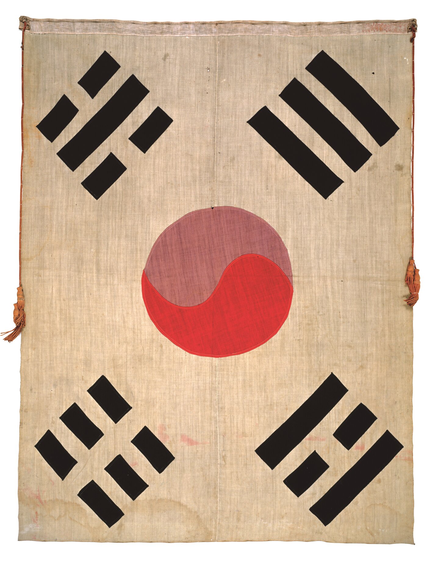 본문 이미지 - 대한민국 임시의정원 태극기. 독립운동가 김붕준과 그의 아내 노영재가 1923년경 제작한 태극기로, 손수 천을 구입해 바느질해 만든 것으로 전해진다.(대한민국역사박물관 제공)