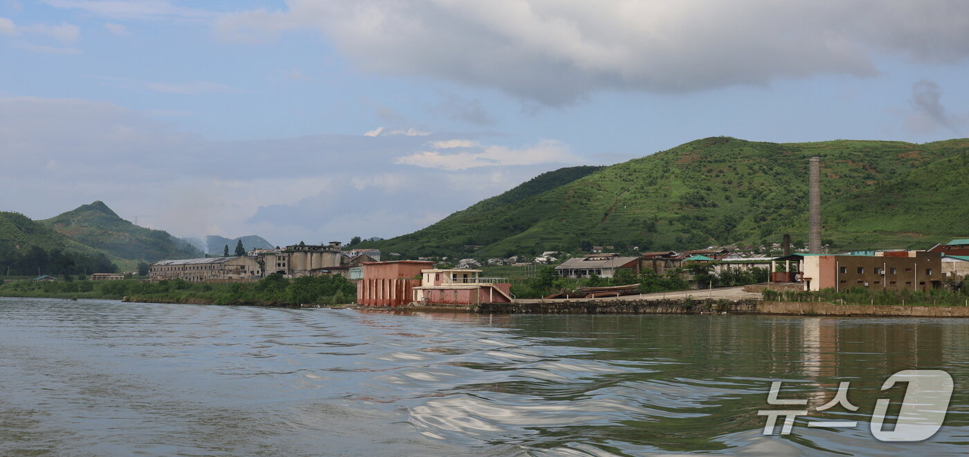 본문 이미지 - 압록강유람선에서 본 평안북도 삭주군 청수노동자구 전경. 선착장과 오른쪽에 2동의 세관 건물이 새로 건설됐다. &#40;평화경제연구소 제공&#41;