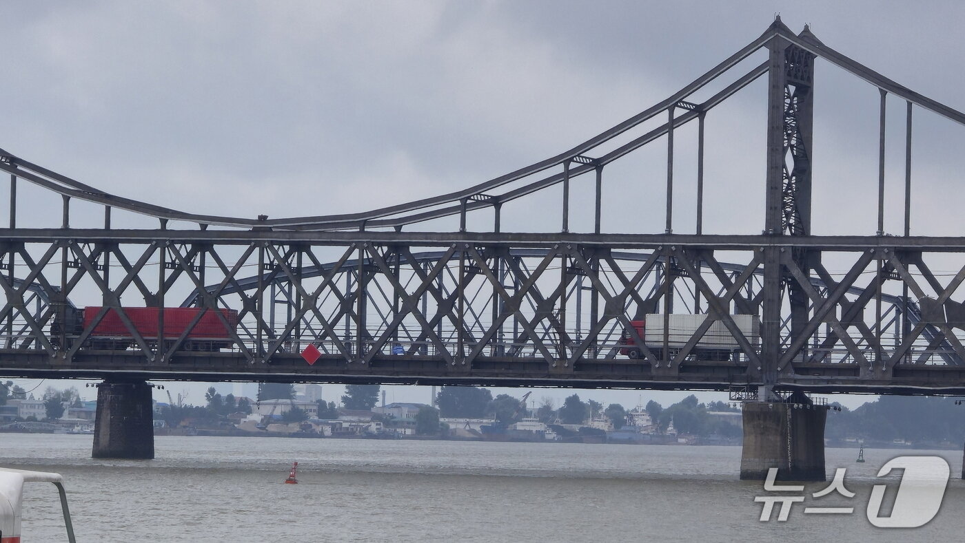 본문 이미지 - 조중우의교를 통과해 단둥시에서 신의주로 넘어가는 트럭들. &#40;평화경제연구소 제공&#41;