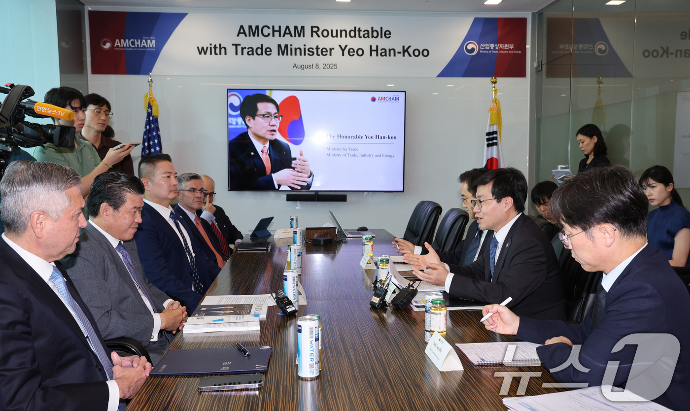 (서울=뉴스1) 신웅수 기자 = 여한구 산업통상자원부 통상교섭본부장이 8일 오후 서울 여의도 주한미국상공회의소(암참)에서 열린 간담회에서 제임스 김 암참 회장과 대화하고 있다. 2 …